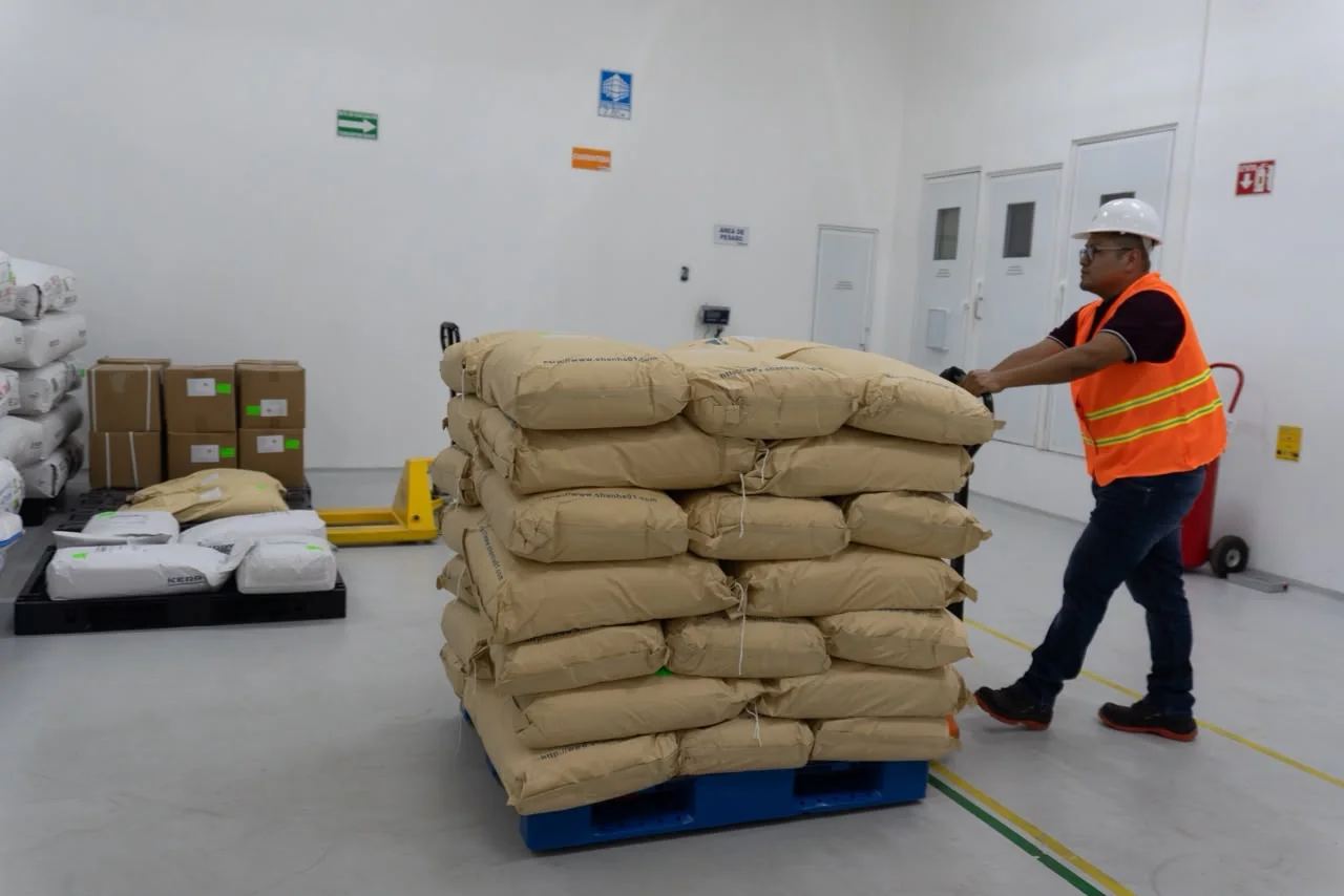 Operación de manejo de insumos en las instalaciones de DIFARME