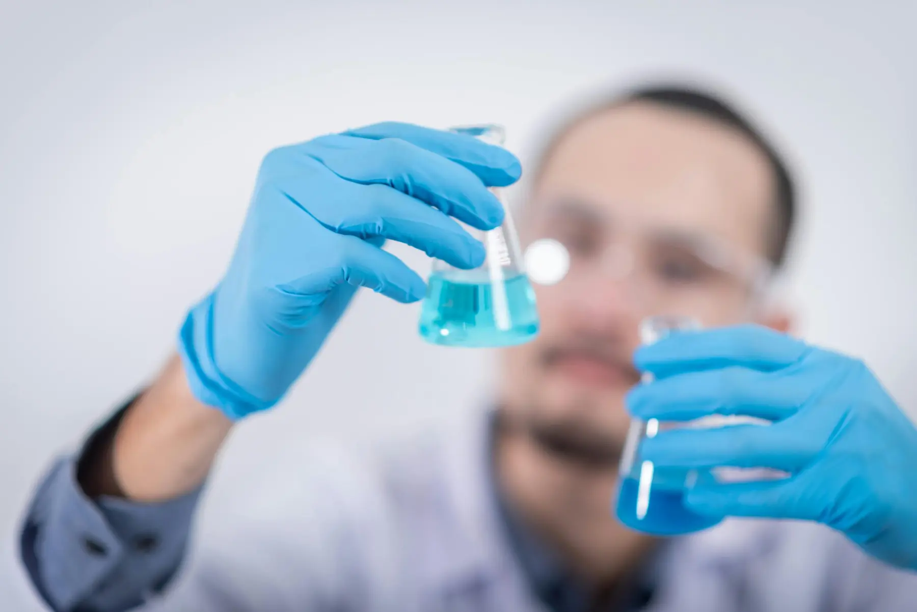 Especialista revisando una muestra en laboratorio